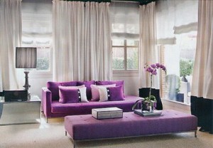 living-con-sillones-violetas